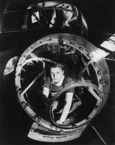 Une femme travaillant sur un bombardier Lancaster, Seconde Guerre mondiale, 1940s - Unbekannt
