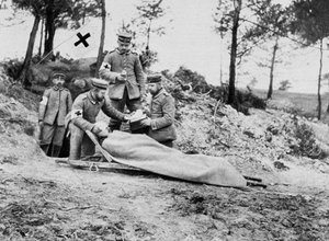 Un soldat allemand blessé à un poste de secours, Première Guerre mondiale, 1915 - Unbekannt
