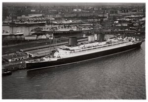 Vue aérienne du port de Brême, Allemagne, et du paquebot Europa, depuis un Zeppelin - Unbekannt