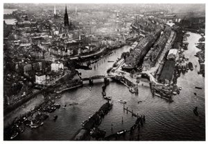 Vue aérienne du port de Hambourg, Allemagne, depuis un Zeppelin, vers 1931-1933