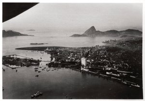 Vue aérienne de Rio de Janeiro, Brésil, depuis un Zeppelin, 1930-1933
