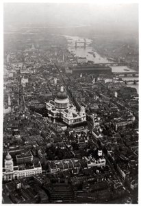 Vue aérienne de la cathédrale Saint-Paul, Londres, depuis un Zeppelin, 1931 1933