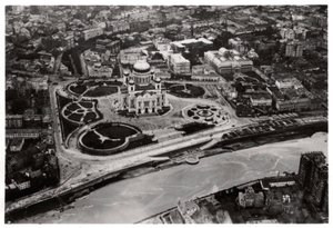 Vue aérienne de la cathédrale du Christ-Sauveur, Moscou, URSS, depuis un Zeppelin, 1930-1933