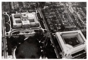 Vue aérienne de la Bibliothèque du Congrès, Washington DC, USA, depuis un Zeppelin, 1928-1933