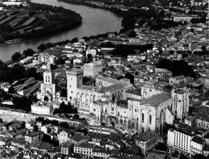Vue aérienne du Palais des Papes (1335-1355) et de la Cathédrale Notre-Dame des Doms (12e siècle). Avignon, Vaucluse