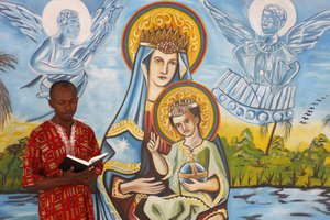 Homme africain lisant la bible, Togo Ville, Togo - Unbekannt