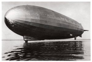 Dirigeable LZ127 Graf Zeppelin atterrissant sur le lac de Constance, Allemagne, 1933 - Unbekannt