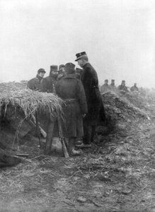 Albert Ier, le troisième roi des Belges, visitant les tranchées d