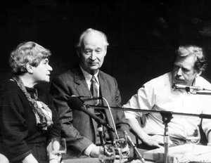 Alexander Dubcek avec Mme Rita Klimova, future ambassadrice tchécoslovaque aux États-Unis, et Vaclav Havel, lors d