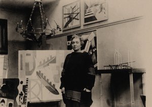 Alexandra Exter dans son atelier parisien