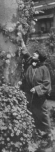 Amelita Galli-Curci - La grande diva cueillant des roses, ses fleurs préférées, vers 1925 - Unbekannt