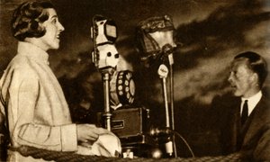 Amy Johnson diffusant depuis l