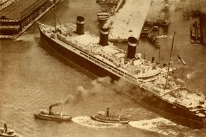 Photographie aérienne du Leviathan remorqué par de petits remorqueurs dans son dock à New York, vers 1930 - Unbekannt