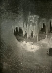 Une caverne de glace en hiver. Photographiée à la lumière des lampes-tempête, vers 1908-1909