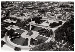 Vue aérienne de la Königsplatz, Munich, Allemagne, depuis un Zeppelin, vers 1931 1933