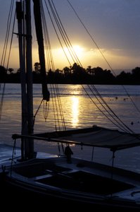 Une felouque ancrée sur le Nil au coucher du soleil