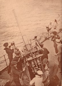 Un canon antiaérien en action sur un cuirassé britannique, vers 1917 1919 - Unbekannt