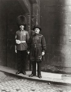 Ancien et moderne à la Tour de Londres, 20ème siècle - Unbekannt