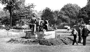 Position de canon anti-aérien dans le jardin des Tuileries, libération de Paris, août 1944 - Unbekannt