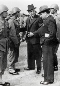 Antonio de Oliveira Salazar inspectant les troupes - Unbekannt