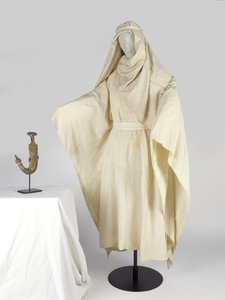 Robes arabes et un couvre-chef, connu sous le nom de keffiyah, appartenant à T E Lawrence (soie) - Unbekannt