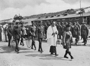 Aumônier militaire officiant aux funérailles d