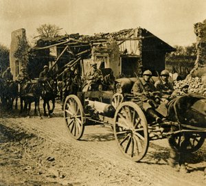 Artillerie passant par Beauzée, nord de la France, vers 1914-1918