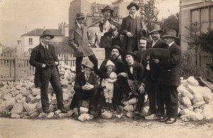 Artistes devant La Ruche, Montparnasse - Unbekannt
