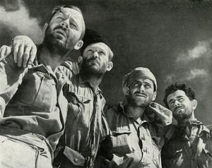 Alors que les Allemands attaquaient à Alamein, ces quatre hommes sont entrés dans les lignes britanniques, vers 1942-1943 - Unbekannt
