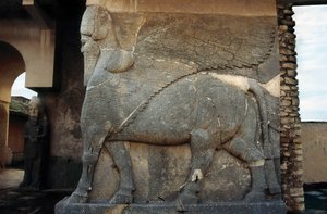 Art assyrien : taureau ailé, gardien de l