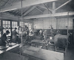 Au travail dans la fonderie. Fabrication de moules en cire des pages, 1917