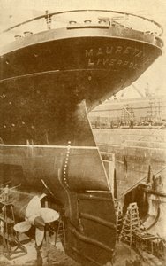 Au travail sur la poupe du Mauretania, en cale sèche, vers 1930 - Unbekannt