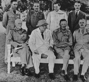 Au front en Égypte : M. Churchill au Caire avec des membres du Conseil de guerre du Moyen-Orient, 1942 - Unbekannt