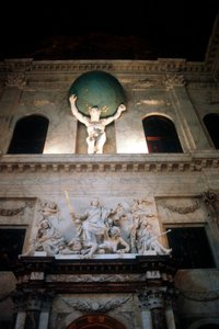 Atlas portant l