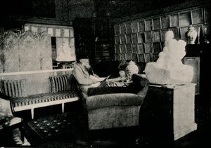 Auguste Rodin parmi ses livres au 77 rue de Varenne, vers 1900 - Unbekannt