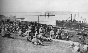 Prisonniers autrichiens capturés par les Serbes se reposant à midi sur les rives du Danube, 1915