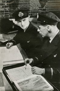 Officiers de navigation de la BOAC élaborant un plan de vol, Seconde Guerre mondiale, c1939-c1944 1946 - Unbekannt