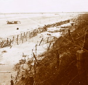 Barrières de fil barbelé sur la plage, Nieuwpoort-Bad, Flandre, Belgique, vers 1914-1918 - Unbekannt