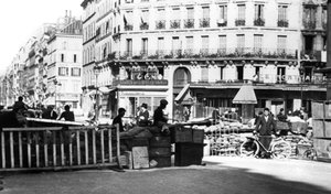 Barricade sur la rue de Chateaudun, libération de Paris, août 1944 - Unbekannt