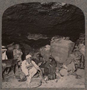 Habitants des grottes bédouines dans leurs grottes, vers 1900 - Unbekannt