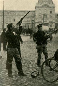 Cyclistes militaires belges tirant sur un avion allemand, Première Guerre mondiale, 1914-1918, vers 1920