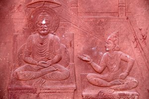 Bhagavad Gita gravé sur un temple hindou : dialogue entre Krishna et Arjuna, Vrindavan, Inde