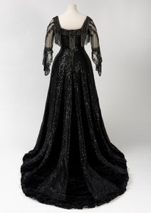 Robe de soirée noire portée par la reine Alexandra, avec décoration de perles et de sequins et incorporant la bande de nom en soie noire et lettres dorées de la reine Alexandra, fabriquée par Barolet de Knightsbridge, Londres 1908-1910