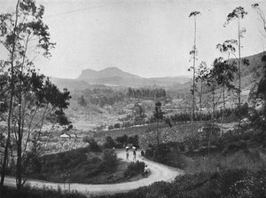 Vue du col de Ramboda vers le sud-est sur Nuwara Eliya et le rocher Hakgalla, 1926 - Unbekannt