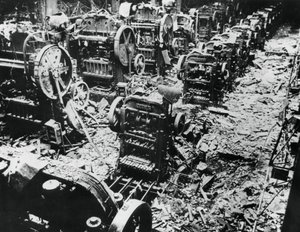 Dégâts causés par une bombe dans une usine Renault, Sèvres, Paris, 4 avril 1943 - Unbekannt