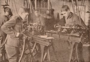 Garçons du Bradfield College fabriquant des pièces d