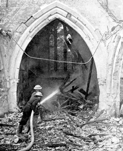 Pompiers britanniques éteignant une église bombardée, Seconde Guerre mondiale, juin 1940
