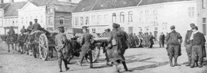 Artillerie hippomobile britannique dans un village belge, août 1914