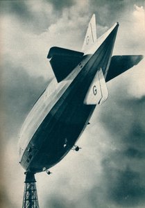 Le dirigeable rigide britannique R101 à son mât d