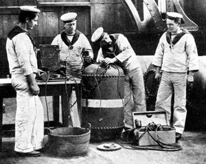 Marins britanniques câblant une mine, Première Guerre mondiale - Unbekannt